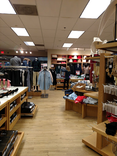 Clothing Store «J.Crew Factory», reviews and photos, 241 Fort Evans Rd NE #473, Leesburg, VA 20176, USA