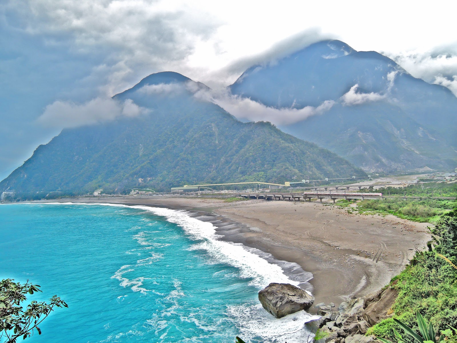 Foto von Heren Beach mit grauer sand & kiesel Oberfläche