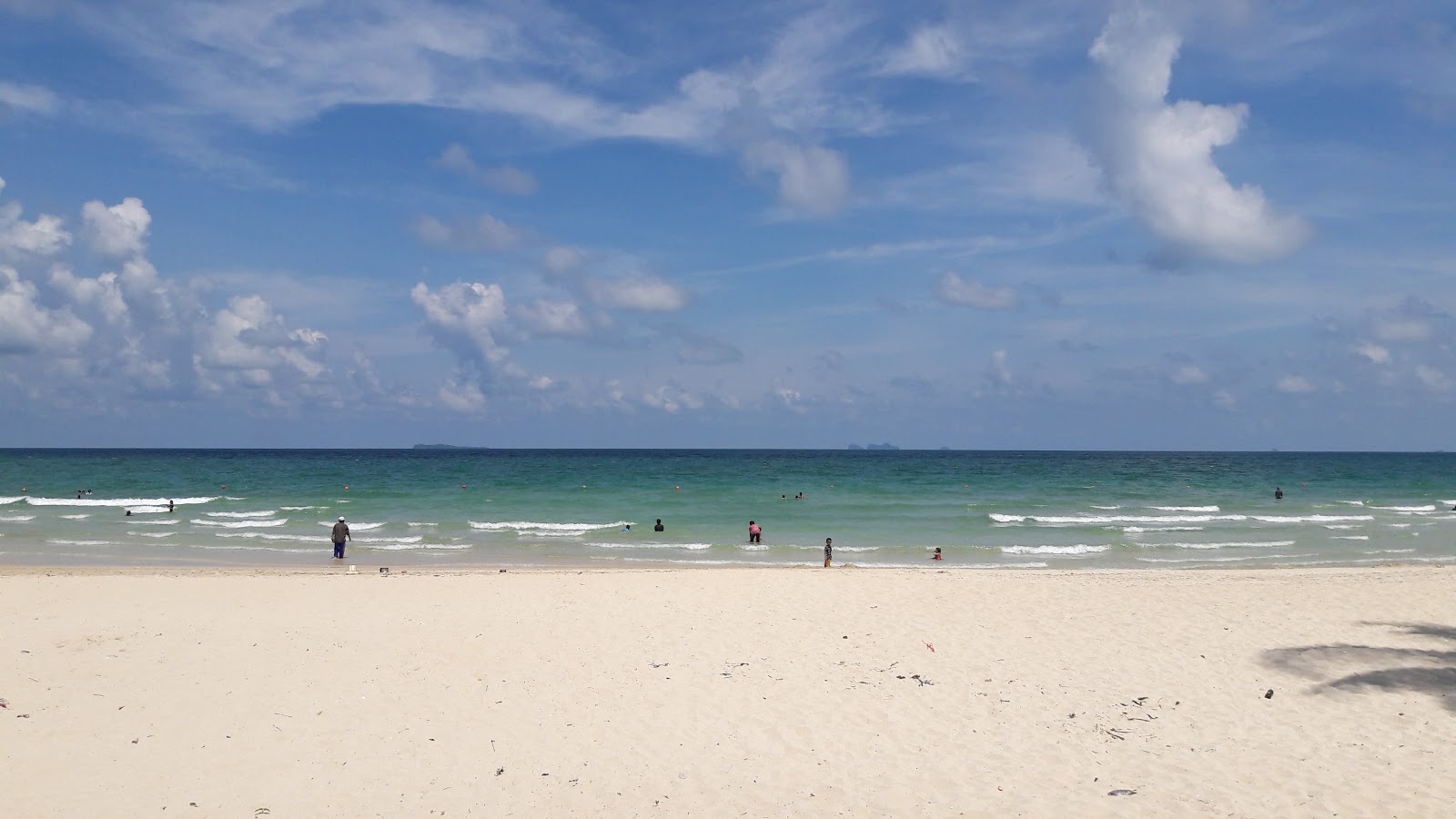 Foto von Saphli Beach von Klippen umgeben