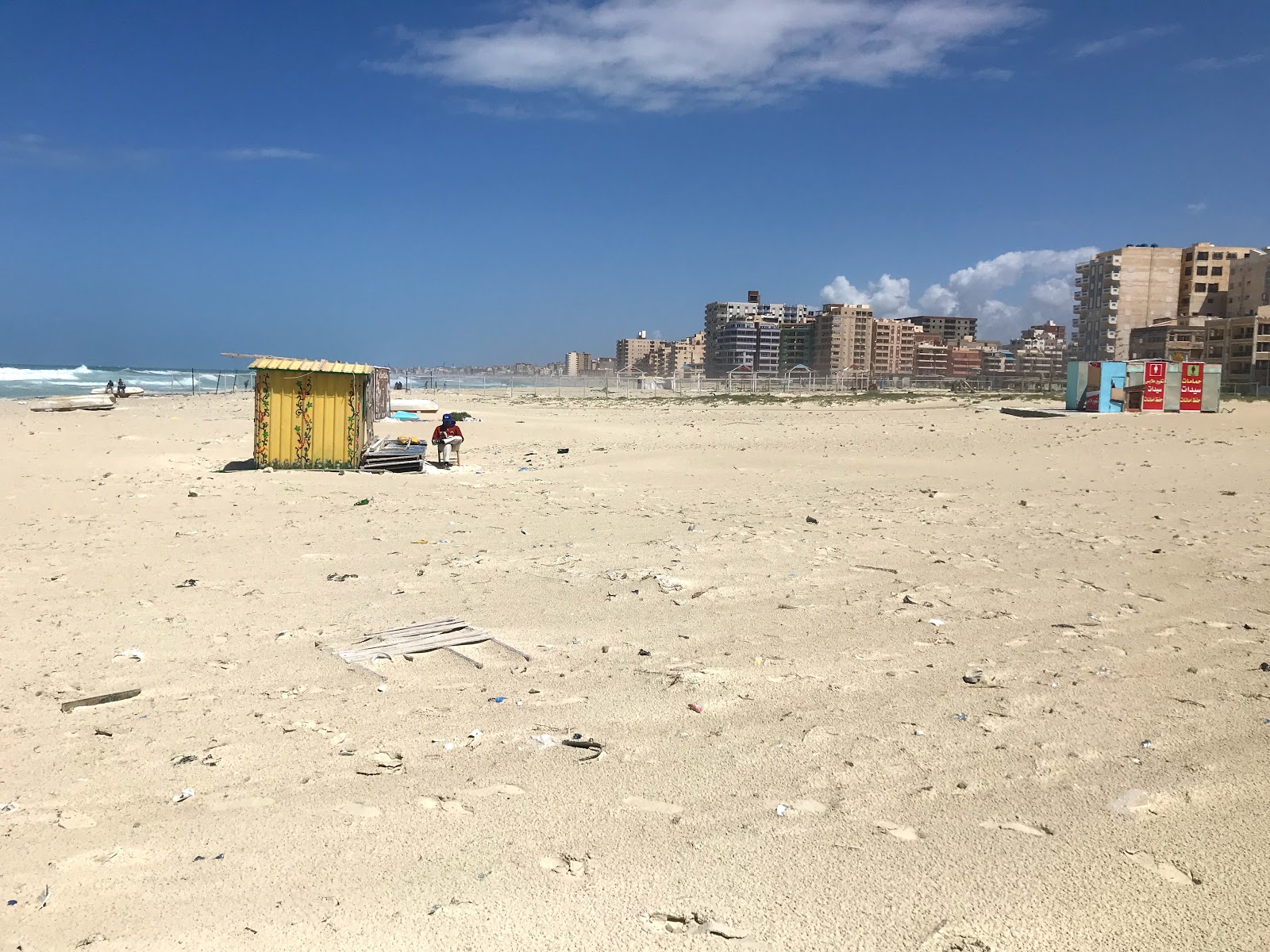 Φωτογραφία του Al Bahri Public Beach με μακρά ευθεία ακτή