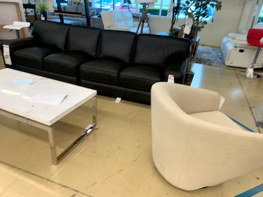 Outlet Store «Rooms To Go Outlet Furniture Store - Grand Prairie», reviews and photos, 2725 TX-360 #100, Grand Prairie, TX 75052, USA