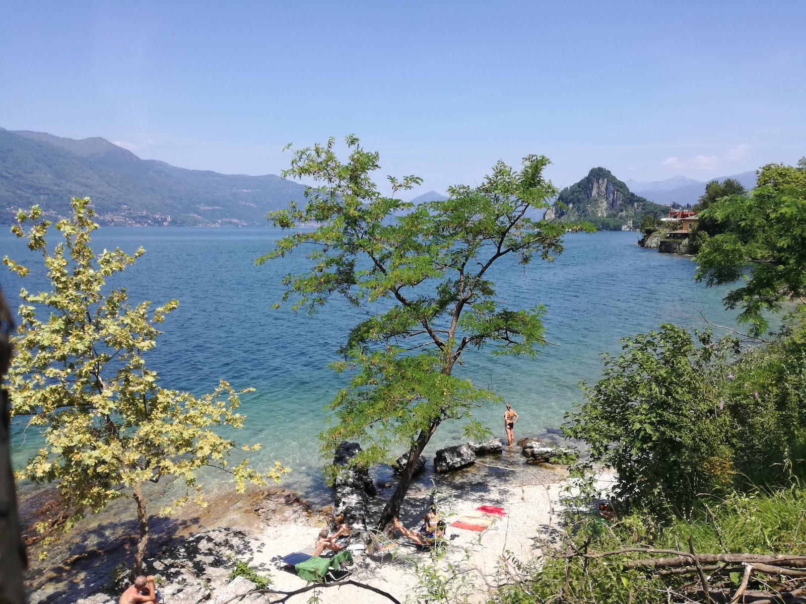 Foto van Spiaggia delle Cinque Arcate di Castelveccana met rotsachtig terrein oppervlakte
