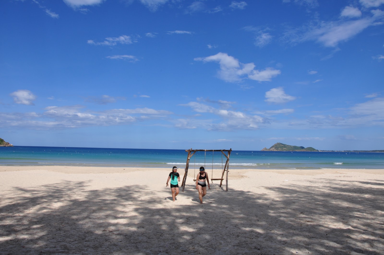 Foto de Bay Hoa Beach com linha costeira longa e reta