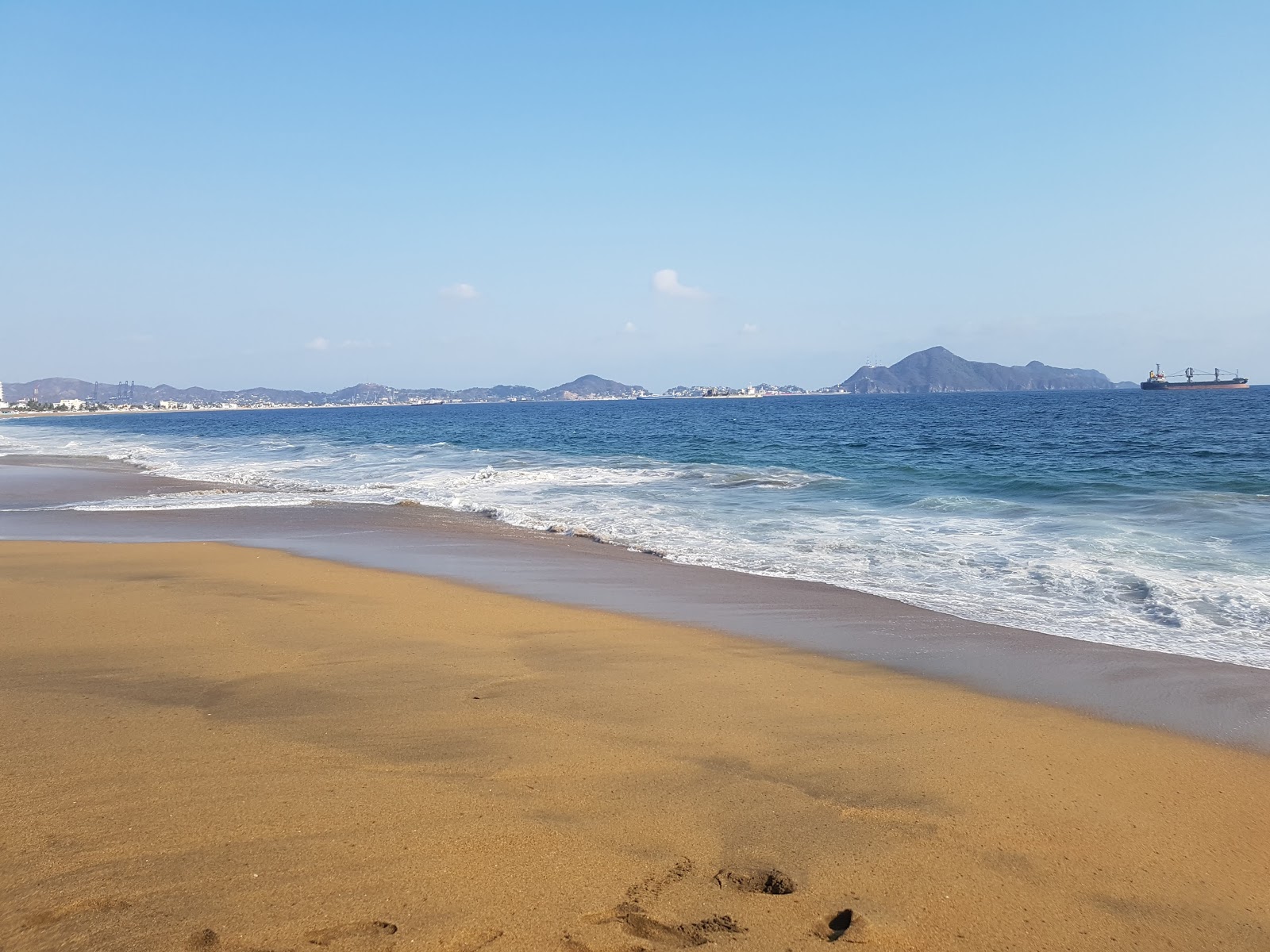 Foto de Playa Salagua - lugar popular entre los conocedores del relax