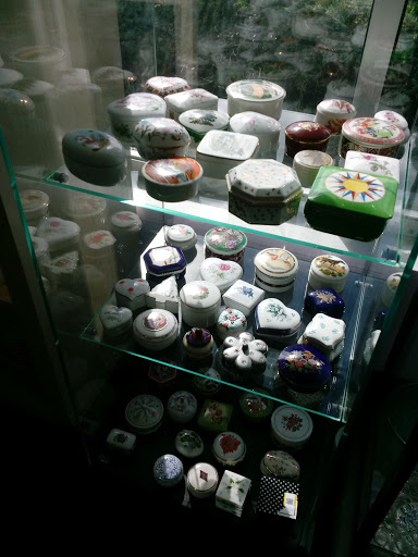 Thrift Store «WINGS Resale Store», reviews and photos, 300 W Golf Rd, Schaumburg, IL 60195, USA