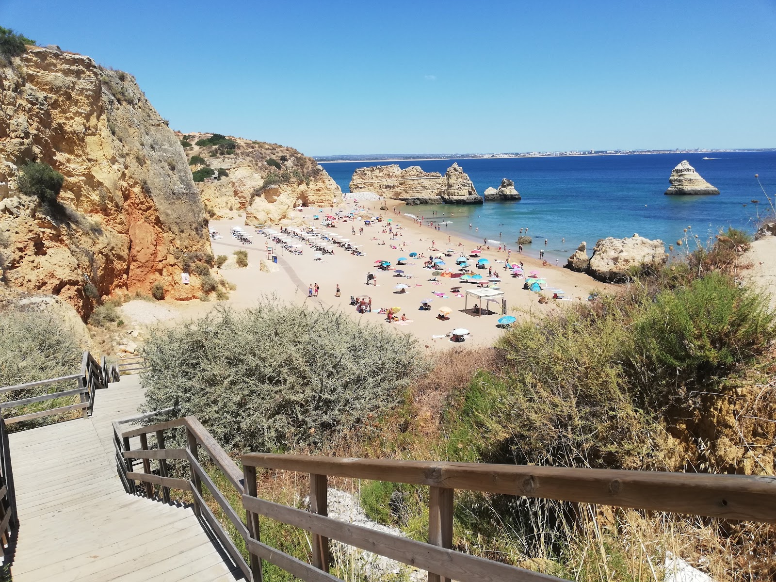 Foto van Praia de Dona Ana en de nederzetting