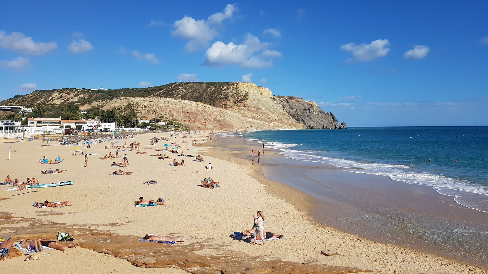 Valokuva Praia da Luzista. pinnalla turkoosi puhdas vesi:n kanssa