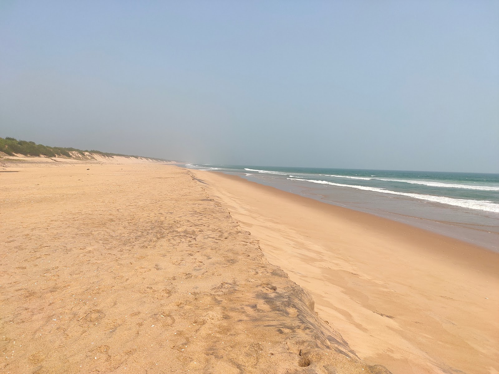 Valokuva Markandi Beachista. pinnalla kirkas hiekka:n kanssa