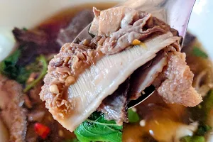 ร้านก๋วยเตี๋ยวเนื้อ ร้านเด็ดคนท้องถิ่น image