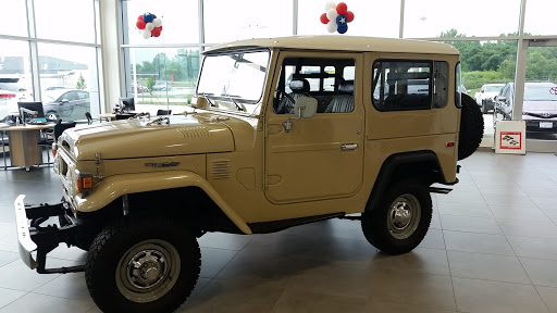 Toyota Dealer «Sam Leman Toyota Bloomington», reviews and photos, 1502 Morrissey Dr, Bloomington, IL 61701, USA