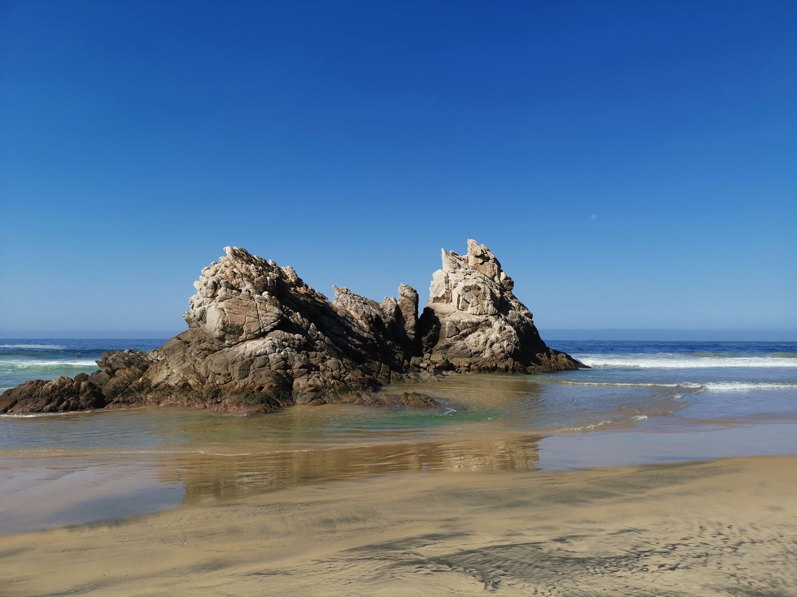 Playa la Llorona的照片 带有碧绿色纯水表面