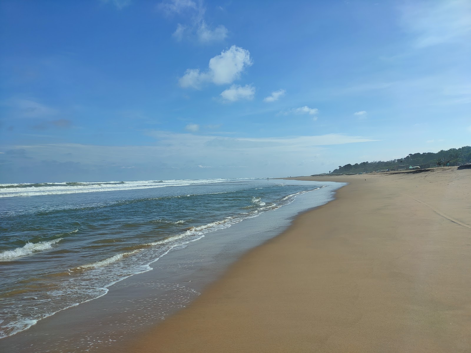 Fotografie cu Mogadalapadu Beach cu o suprafață de nisip fin strălucitor