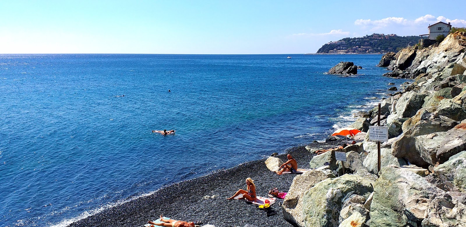 Foto von Azzurrodue Beach mit eine gerade küstenlinie