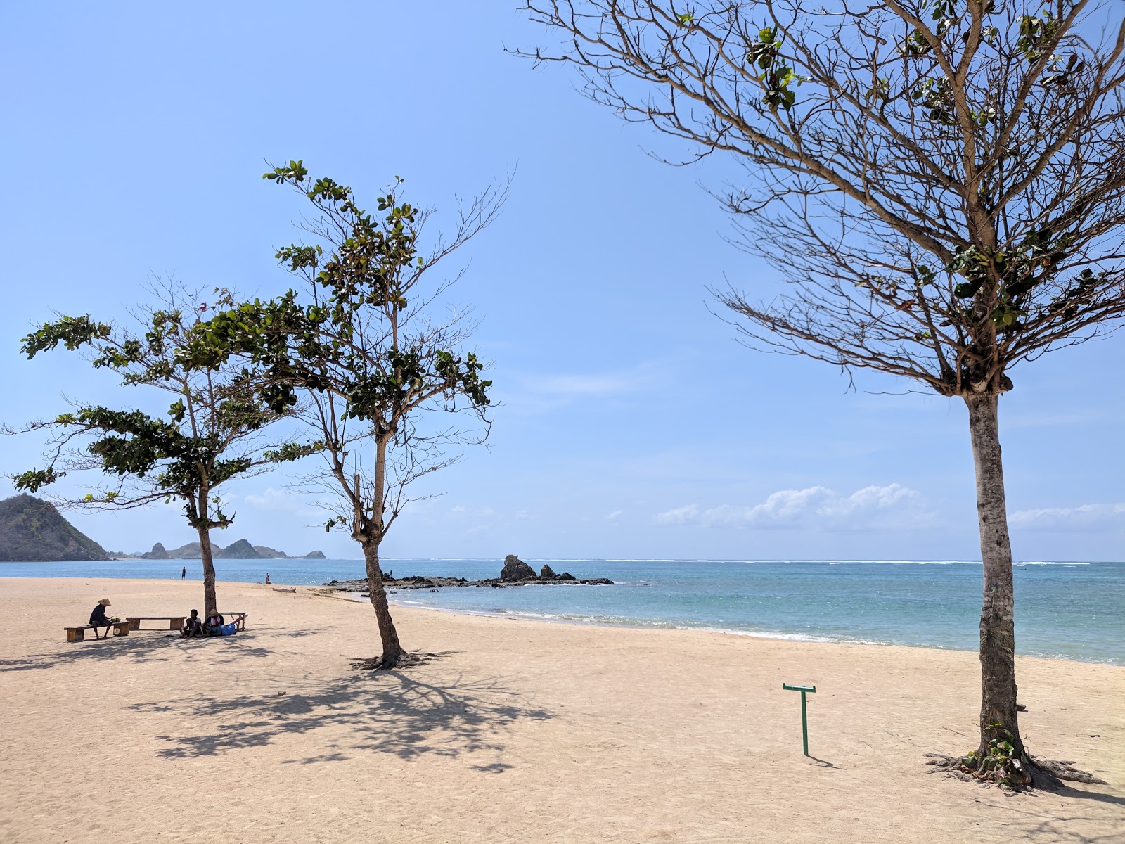 Φωτογραφία του Kuta Mandalika Beach με φωτεινή άμμος επιφάνεια