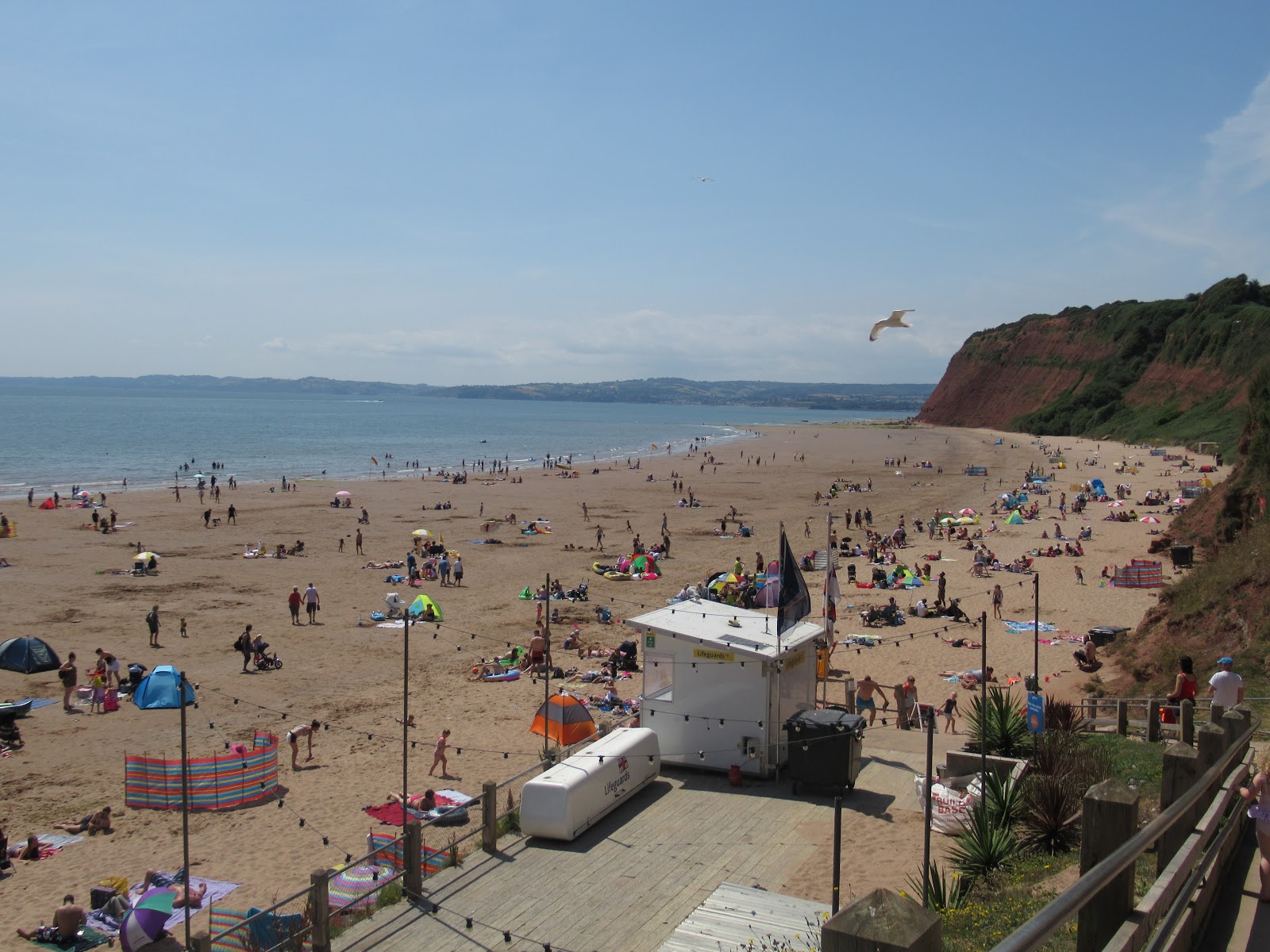 Foto af Sandy Bay beach omgivet af bjerge