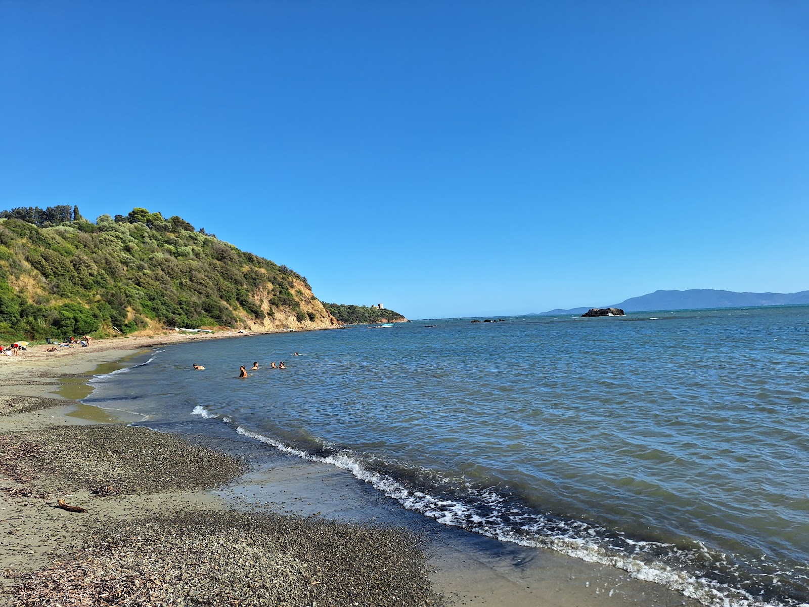 Valokuva Spiaggia della Puntataista. pinnalla sininen puhdas vesi:n kanssa