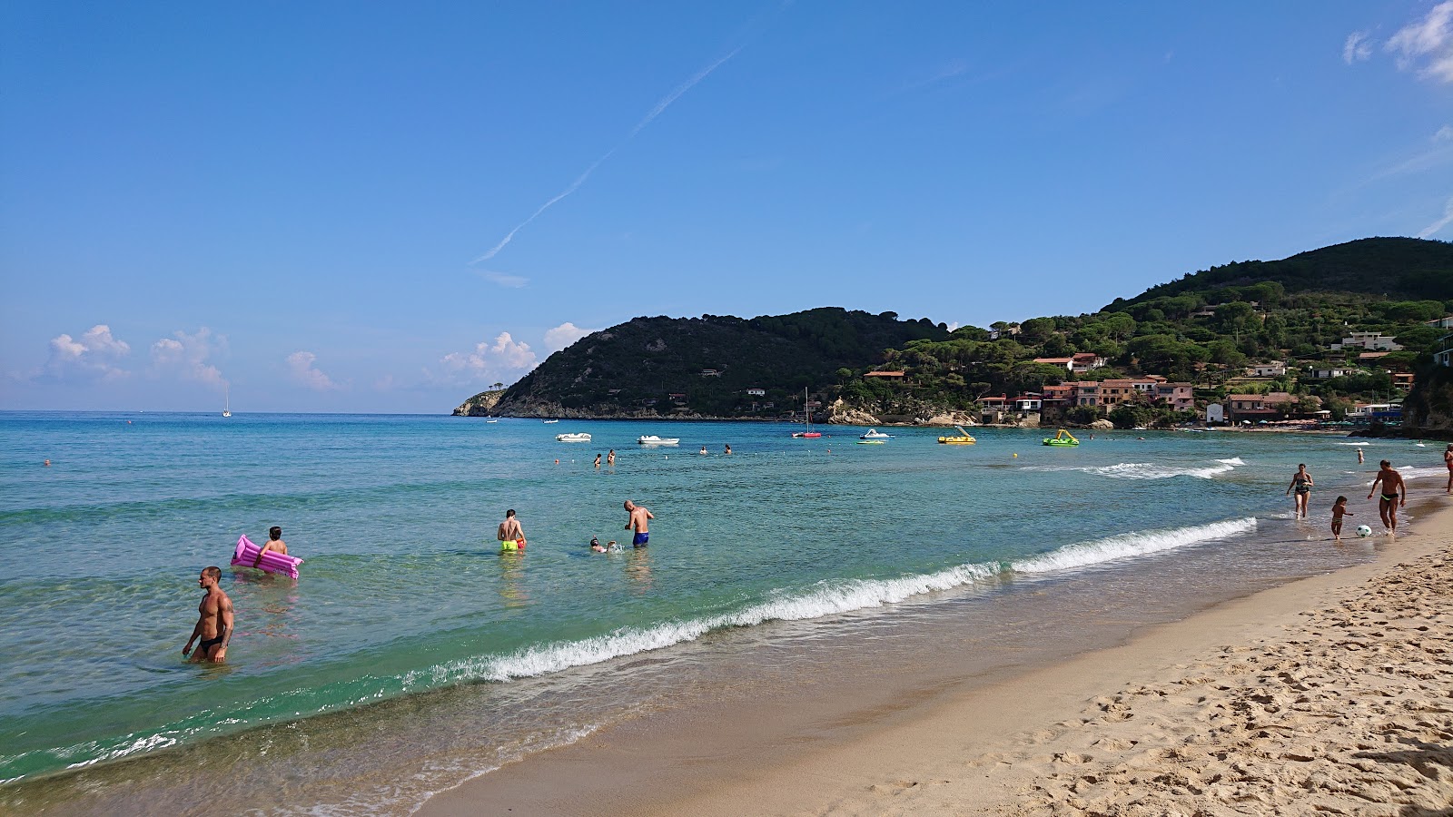 Foto van Biodola Strand met ruime baai