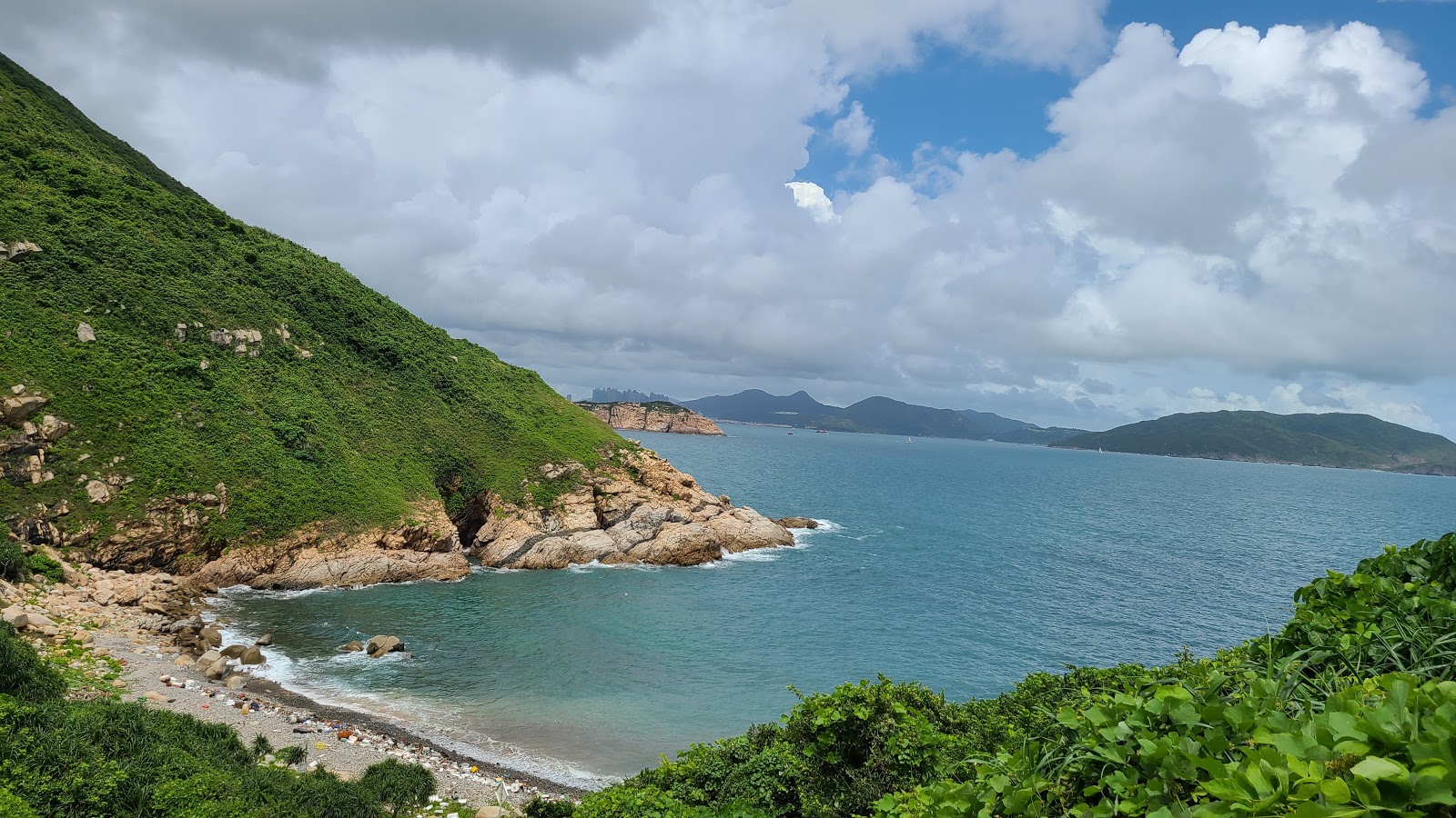 Fotografie cu Hok Tsui Refuse Bay cu o suprafață de pietre