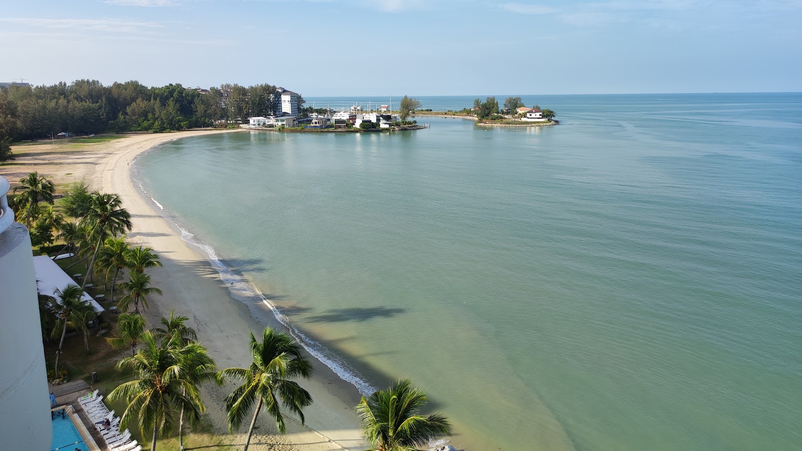 Zdjęcie Port Dickson Public Beach z powierzchnią jasny piasek