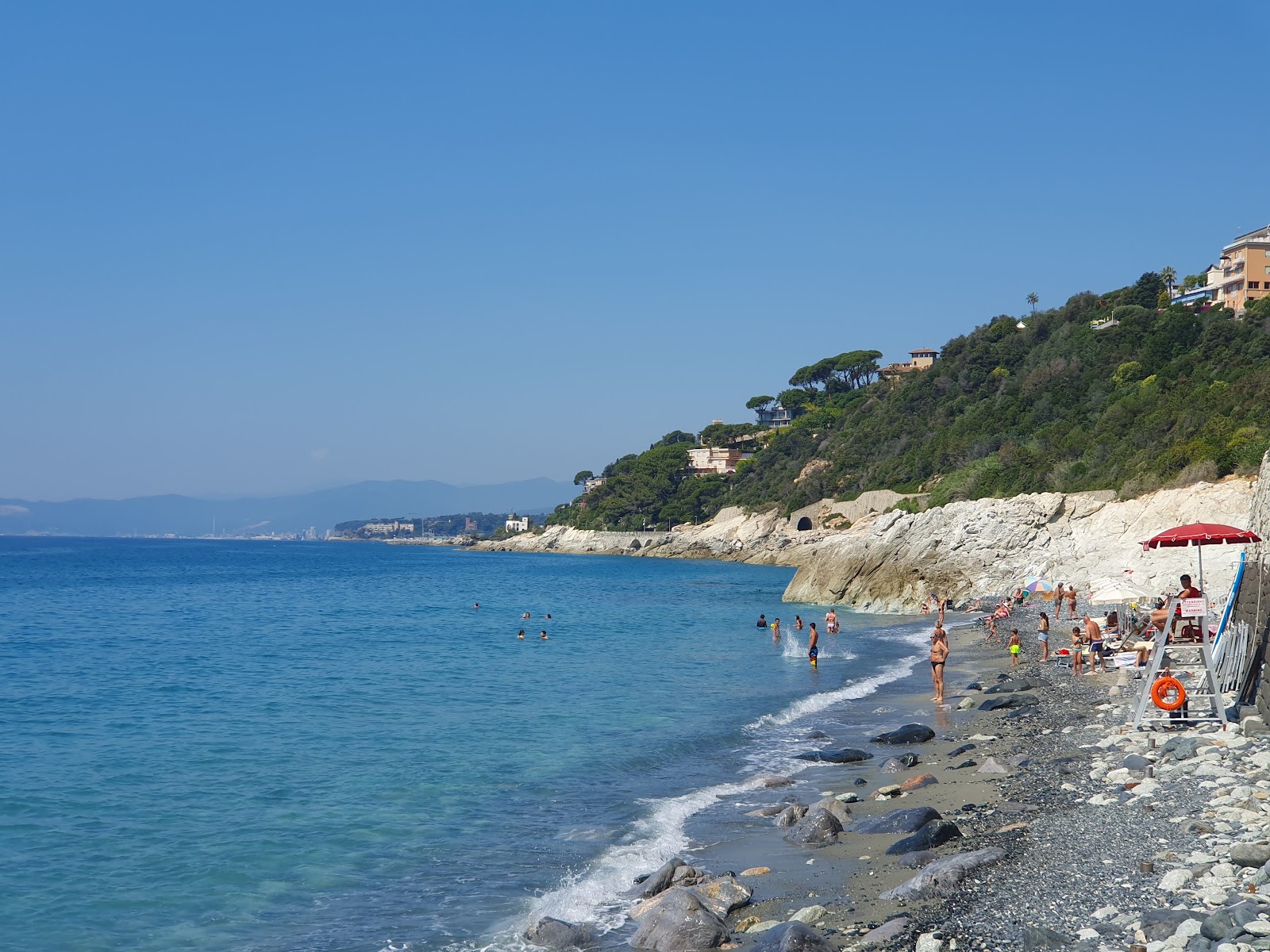 Spiaggia libera Abbelinou的照片 带有灰卵石表面
