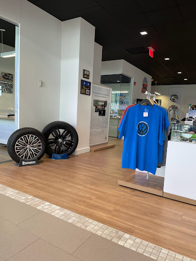 Used Car Dealer «Lithia Volkswagen of Des Moines», reviews and photos, 5200 Merle Hay Rd, Johnston, IA 50131, USA