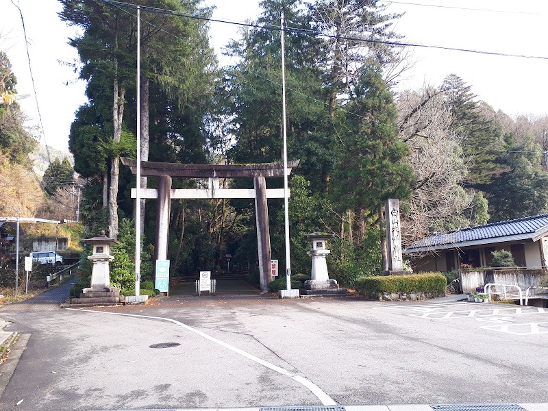 白山比咩神社 表参道駐車場