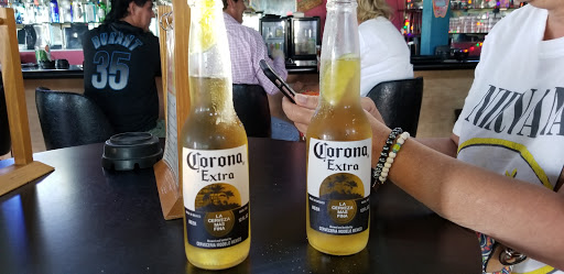 Bar & Grill «Sharkies On The Beach Bar & Grill», reviews and photos, 10 Surf Dr, Surfside Beach, TX 77541, USA