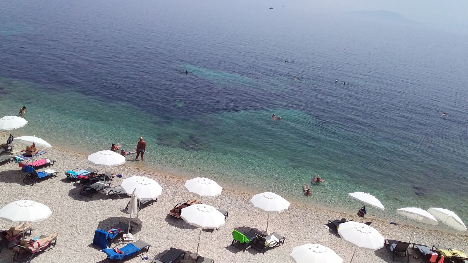 Foto von Benitses beach III mit sehr sauber Sauberkeitsgrad