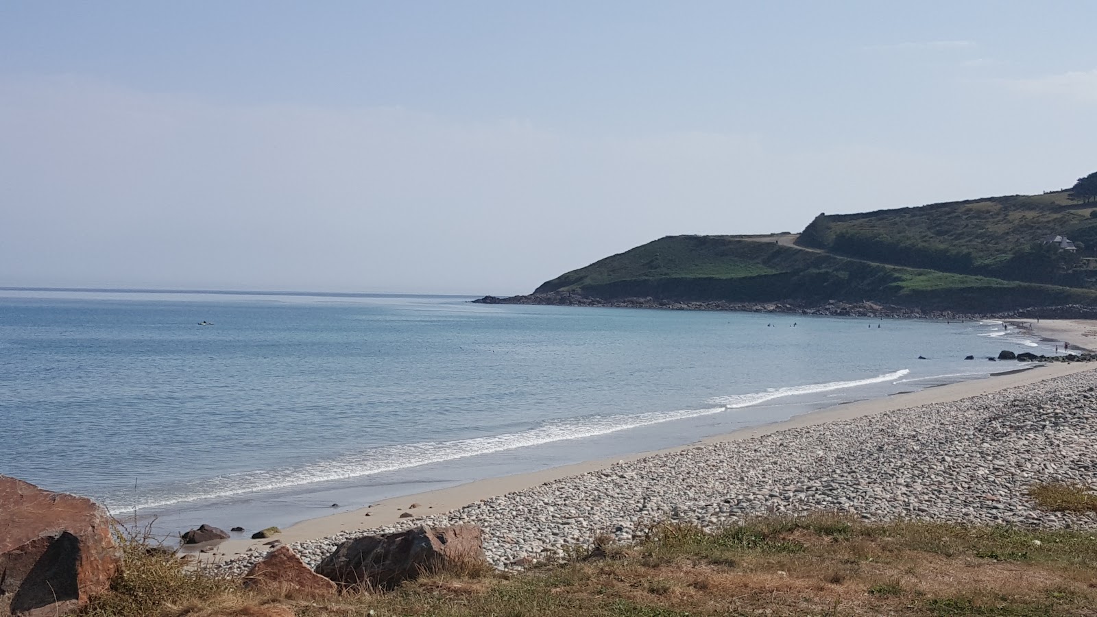 Fotografie cu Plage de Plougasnou-Saint-Jean-du-Doigt cu o suprafață de nisip gri și pietricel