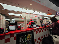 Atmosphère du Restaurant de hamburgers Five Guys Gare du Nord à Paris - n°2