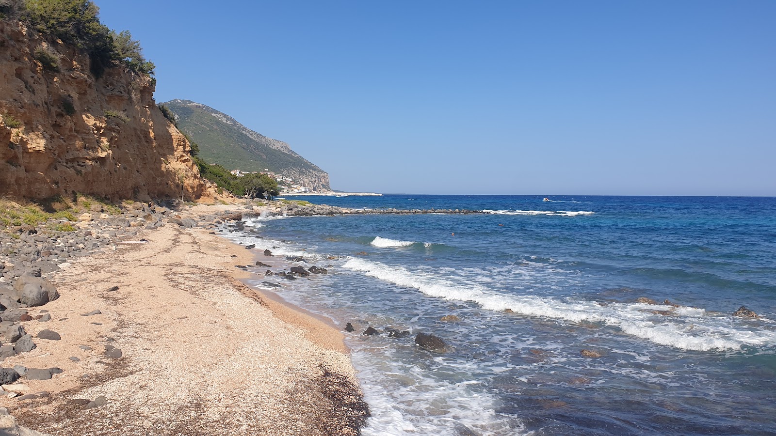 Foto von S'Abba Meica Beach mit kleine, beiger kiesel Oberfläche