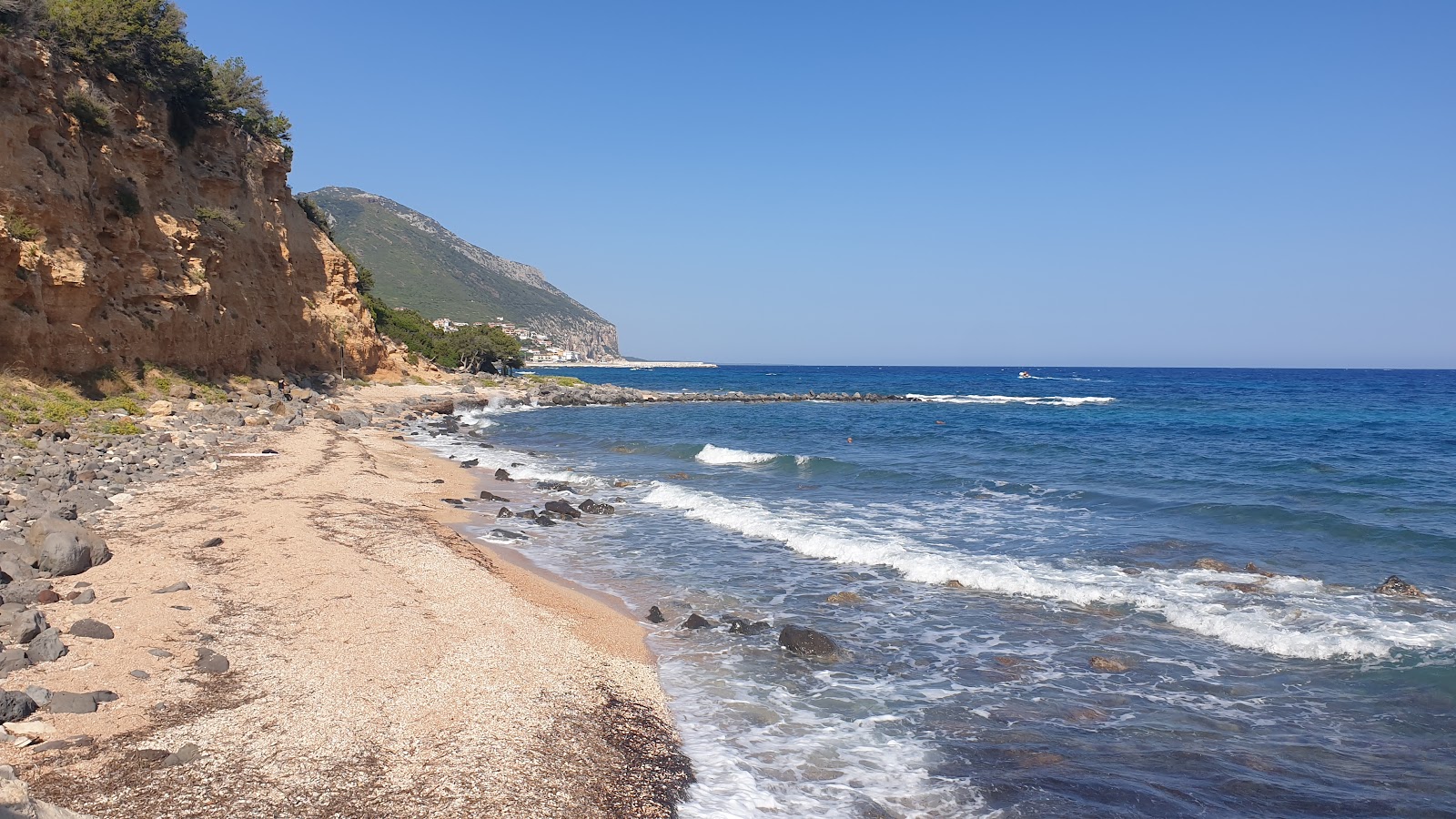 Spiaggia di S'Abba Meica的照片 带有岩石覆盖表面