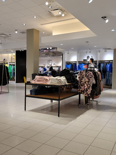 Clothing Store «Express», reviews and photos, 21127 26th Ave, Bayside, NY 11360, USA