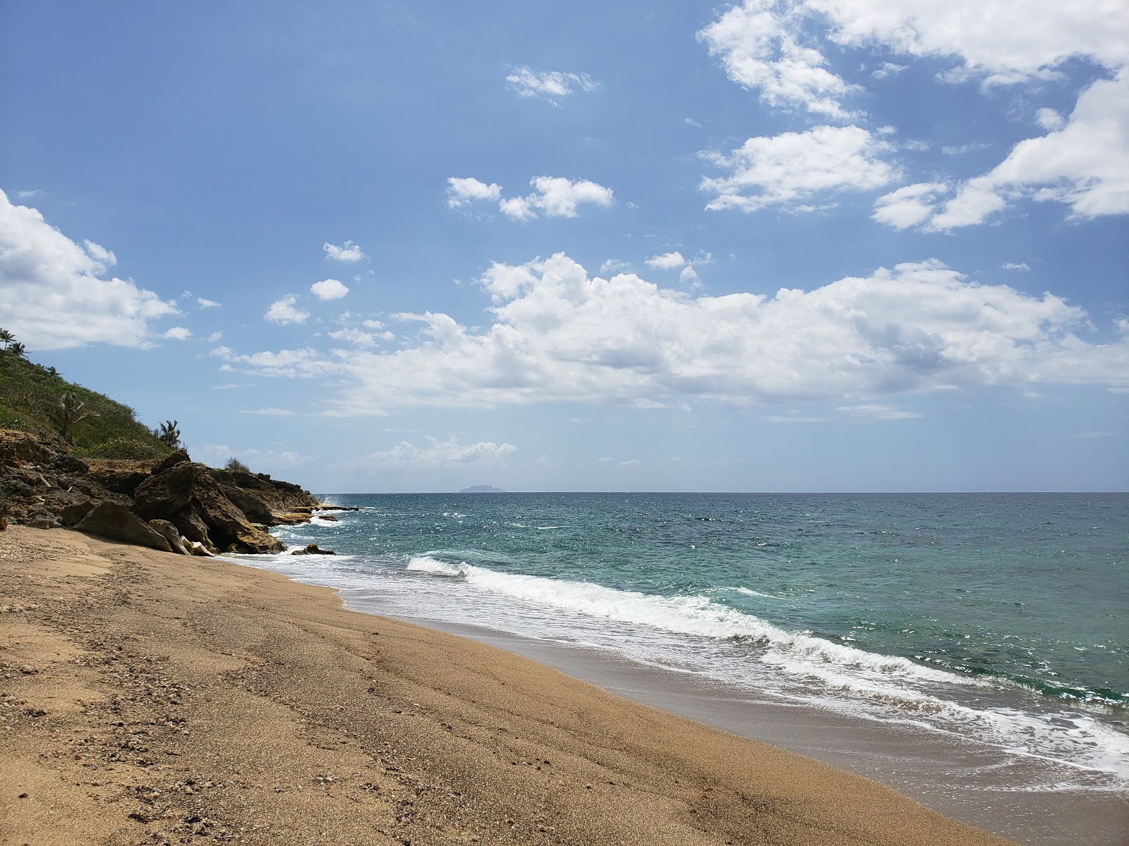 Φωτογραφία του Sandy Beach West με φωτεινή άμμος επιφάνεια