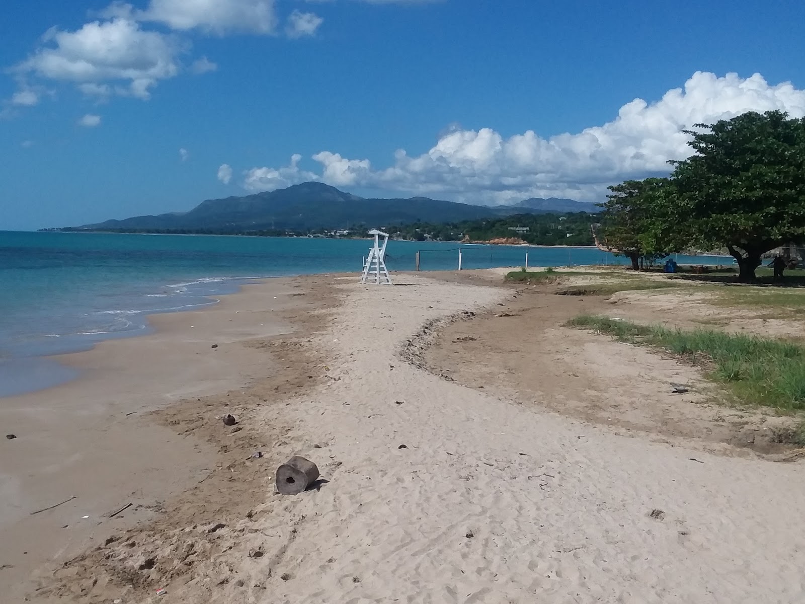Photo of Lyssons beach with partly clean level of cleanliness
