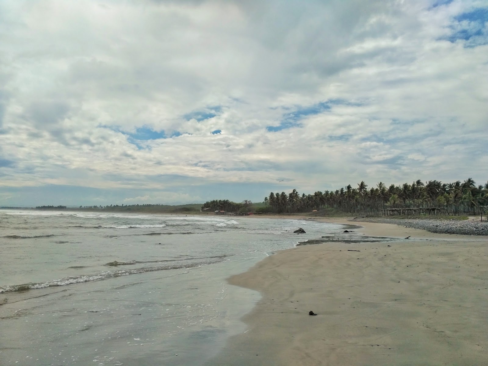Foto de Atracadero Beach con arena marrón superficie