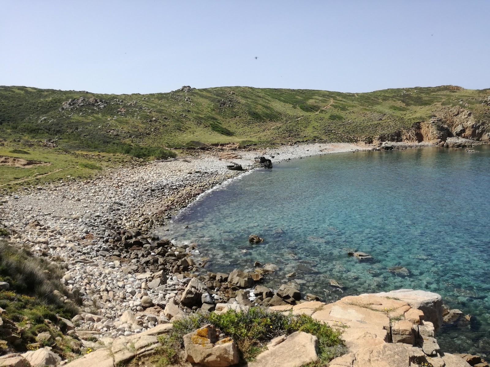 Foto af Cala is Tramatzus med let sten overflade