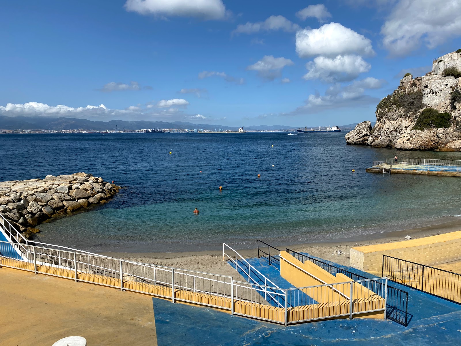 Fotografija Camp Bay Beach, Gibraltar z sivi kamenček površino