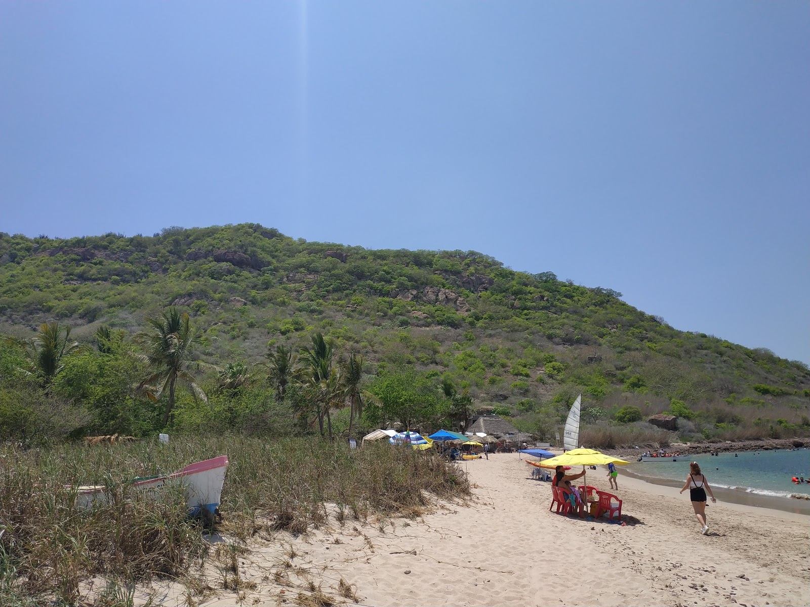 Fotografie cu Venados beach sprijinit de stânci