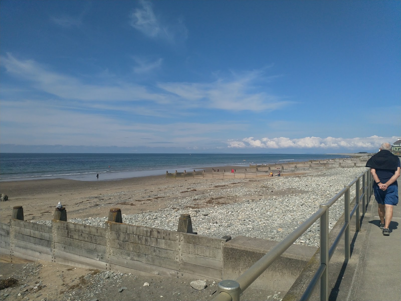 Foto de Tywyn beach com meios de comunicação nível de limpeza