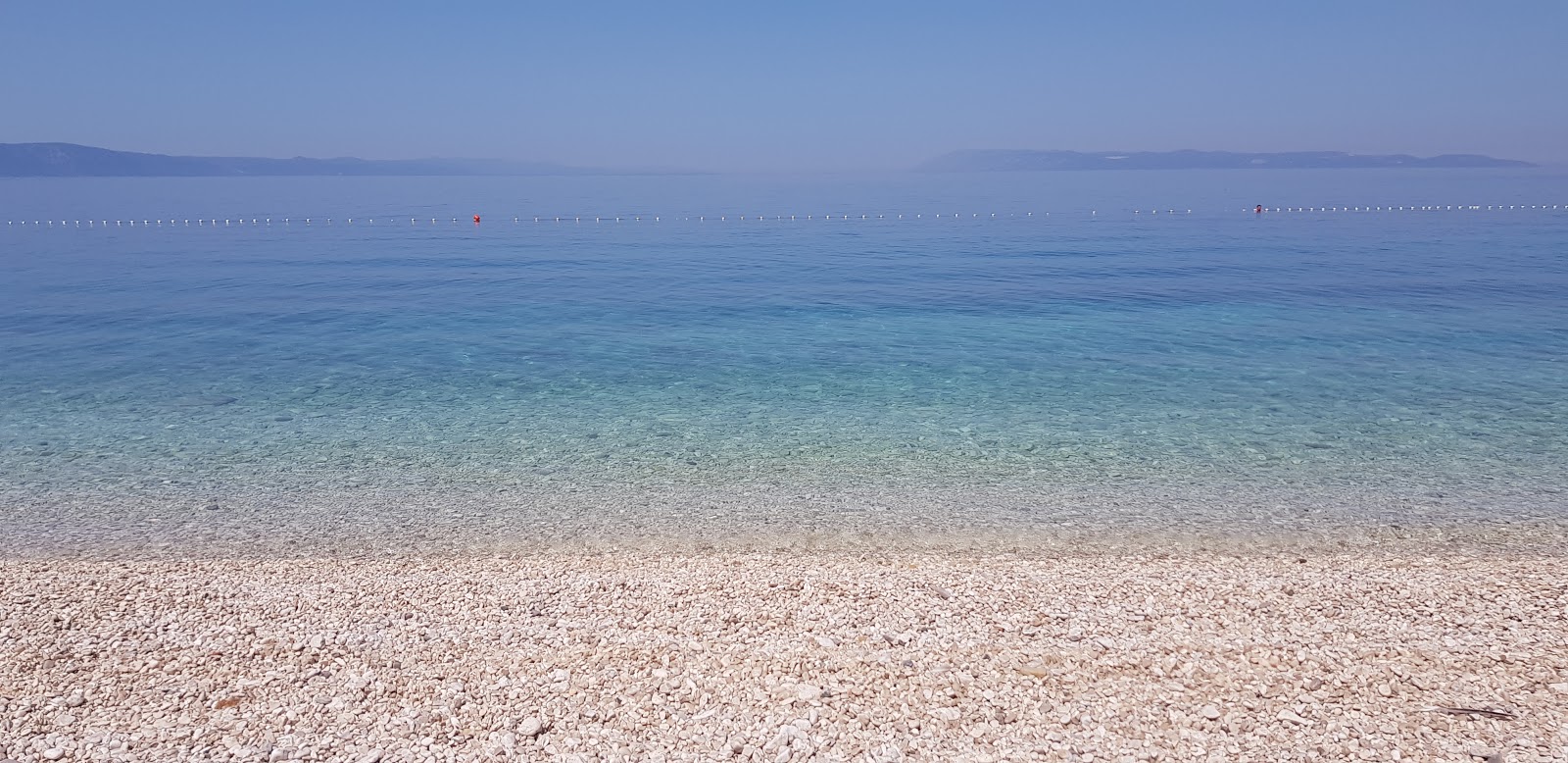 Izbitac beach'in fotoğrafı uçurumlarla desteklenmiş