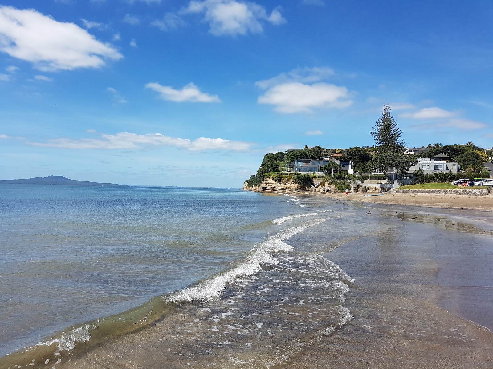 Φωτογραφία του Rothesay Bay Beach με μπεζ άμμος επιφάνεια