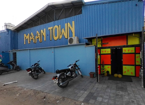 Maan Town (swimming pool & cafe)