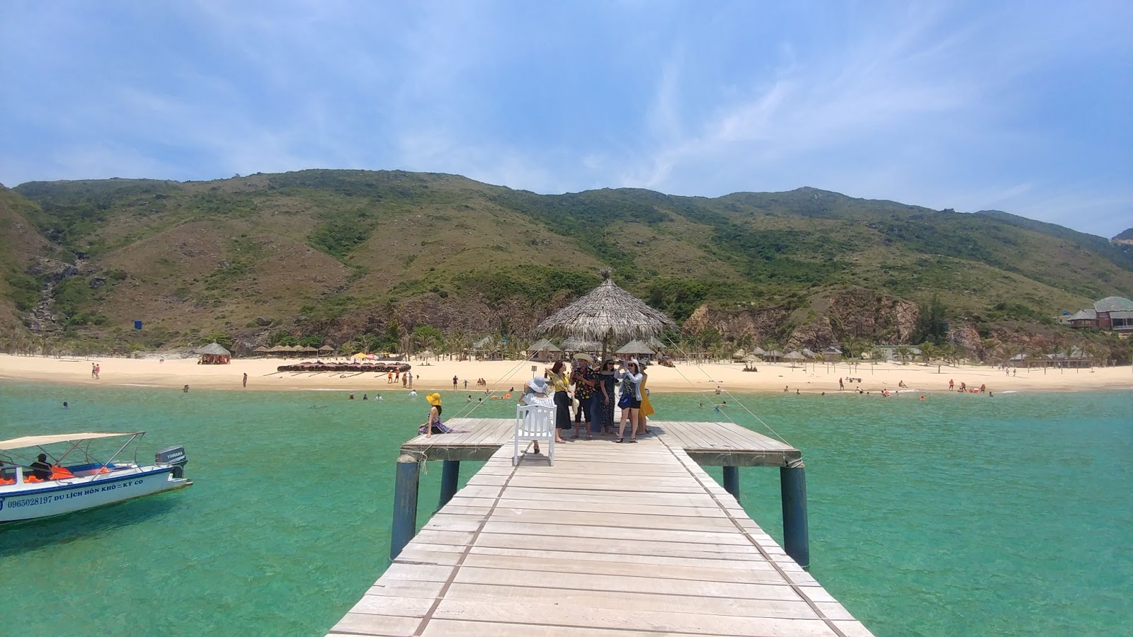 Foto af Ky Co Beach bakket op af klipperne