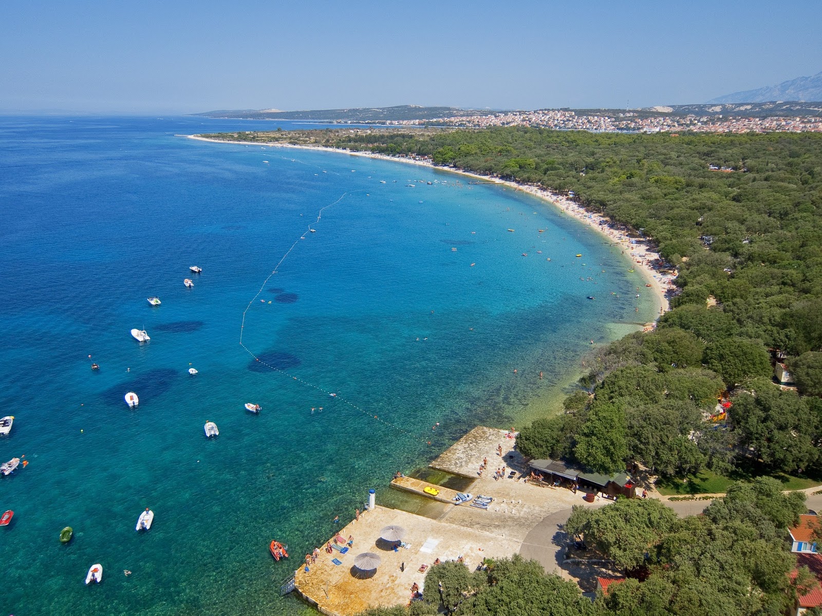 Fotografie cu Strasko beach cu o suprafață de pietricel ușor