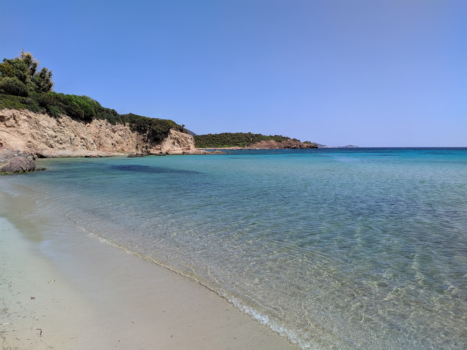 Foto de Playa de Porto Tramatzu con agua cristalina superficie