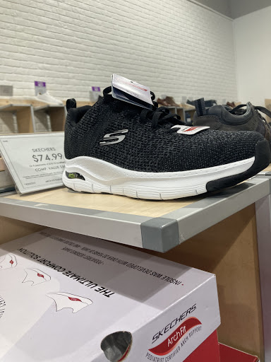 Shoe Store «DSW Designer Shoe Warehouse», reviews and photos, 427 Crossroads Blvd, Cary, NC 27518, USA