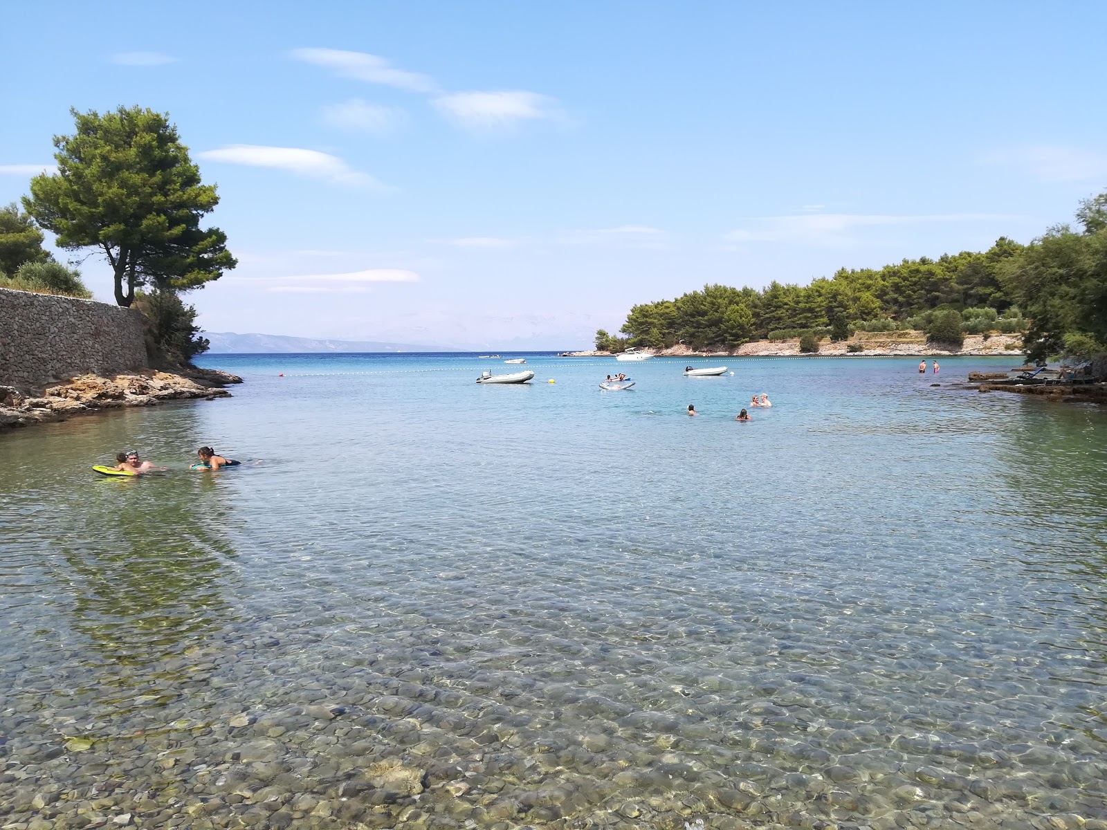 Foto af Plaza Grebisce omgivet af bjerge