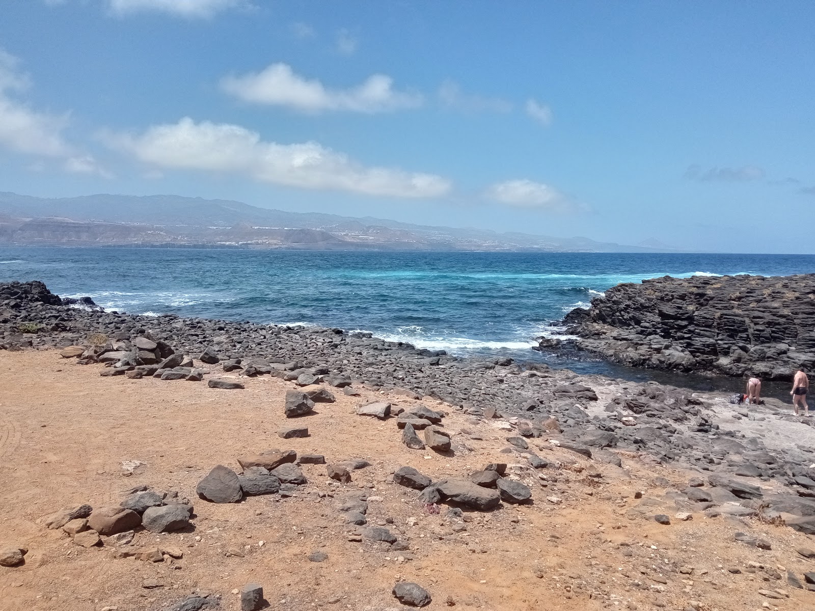 Foto von Playa del Confital umgeben von Bergen