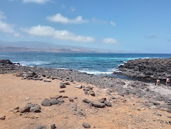 Foto von Playa del Confital umgeben von Bergen